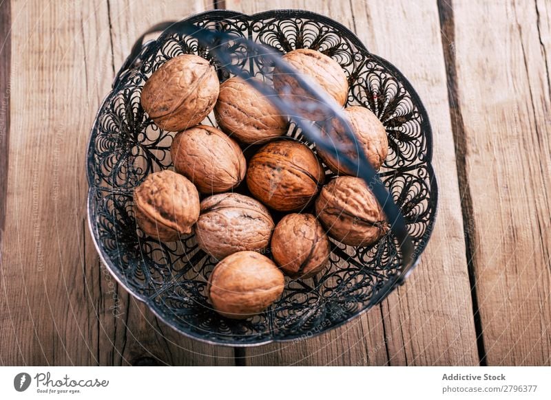 Zierkorb mit Walnüssen Korb Tisch ornamental Metall Gesundheit natürlich Zutaten Snack organisch geschmackvoll lecker frisch Haufen Sammlung Zusammensetzung