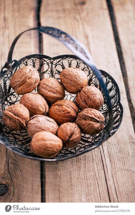 Zierkorb mit Walnüssen Korb Tisch ornamental Metall Gesundheit natürlich Zutaten Snack organisch geschmackvoll lecker frisch Haufen Sammlung Zusammensetzung