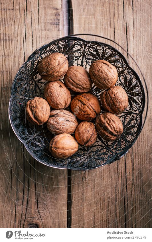 Zierkorb mit Walnüssen Korb Tisch ornamental Metall Gesundheit natürlich Zutaten Snack organisch geschmackvoll lecker frisch Haufen Sammlung Zusammensetzung