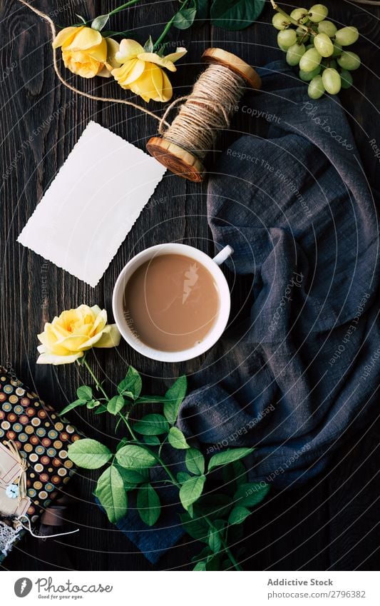 Blumen und leere Noten in der Nähe von Kaffee Rose Hinweis blanko Tisch Stoff Weintrauben Faser Überraschung Geschenk Tasse trinken Getränk heiß frisch Blüte