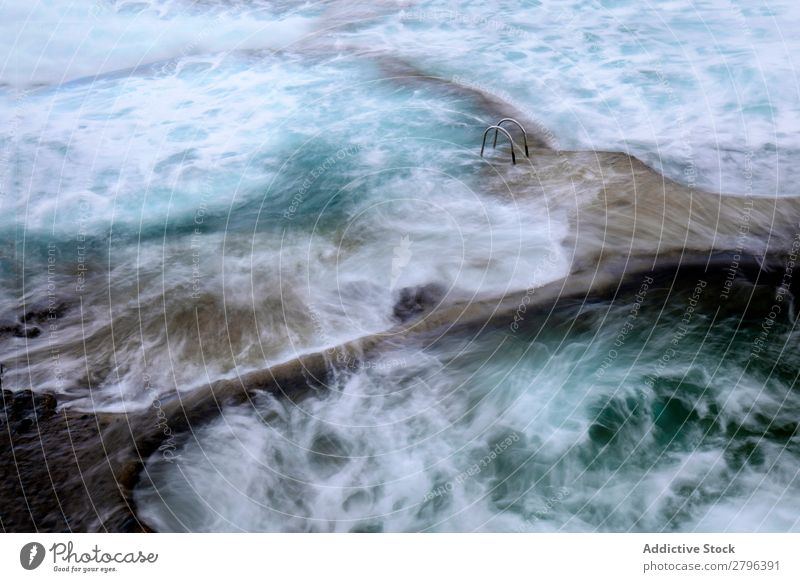 Steinufer mit Leiter zwischen den Gewässern Küste Wasser Schaum hierro island Kanaren Spanien Meer Oberfläche Felsen platschen wunderbar erstaunlich natürlich