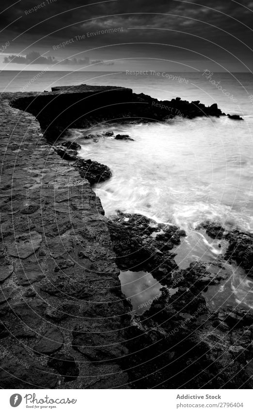 Erstaunliches Steinufer und bewölkter Himmel Küste Wasser hierro island Kanaren Spanien Wolken erstaunlich Meer Oberfläche Sonnenuntergang Felsen malerisch