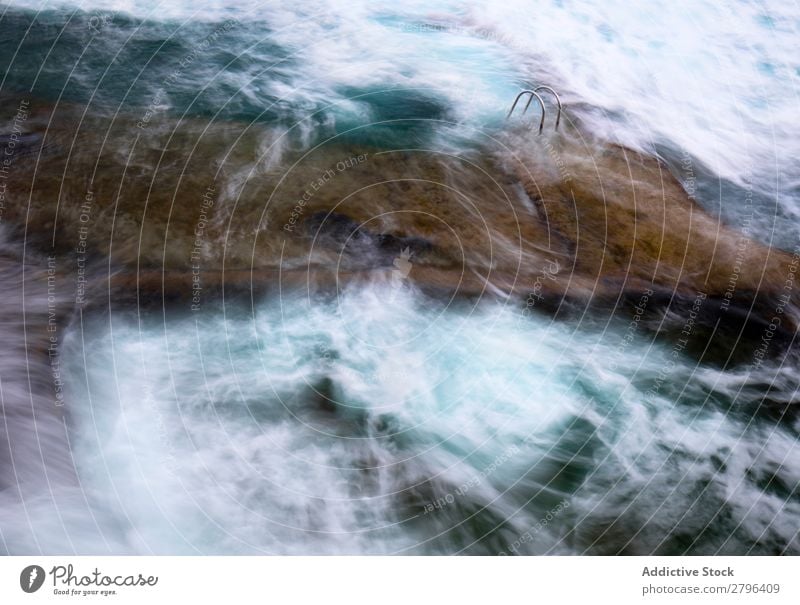 Steinufer mit Leiter zwischen den Gewässern Küste Wasser Schaum hierro island Kanaren Spanien Meer Oberfläche Felsen platschen wunderbar erstaunlich natürlich