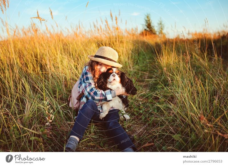 glückliches Kind Mädchen genießt Sommerferien mit ihrem Hund Lifestyle Freude Freizeit & Hobby Spielen Ferien & Urlaub & Reisen Ausflug Abenteuer Freiheit