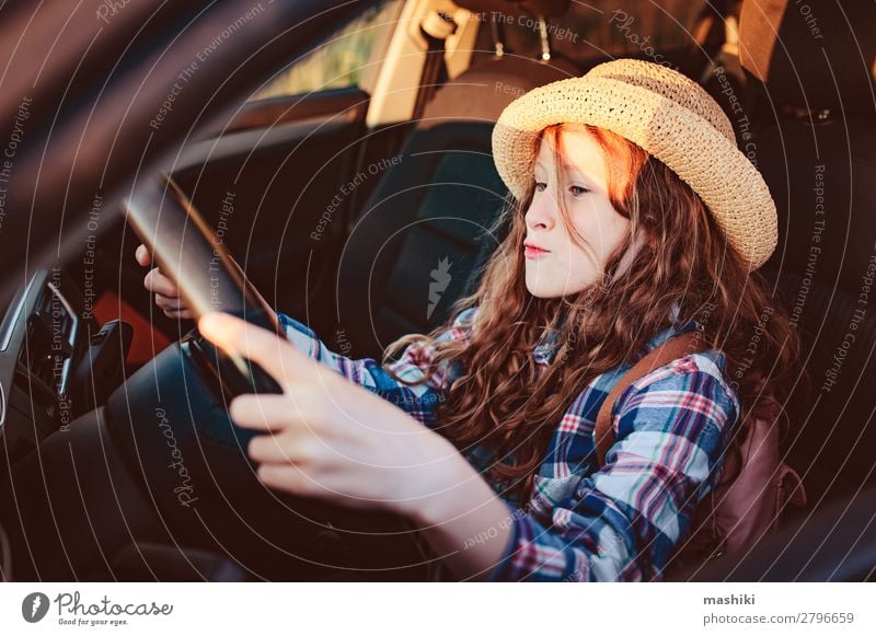 lustiges Kind Mädchen spielt Fahrer, sitzt auf dem Vordersitz im Auto Lifestyle Freude Glück Freizeit & Hobby Spielen Ferien & Urlaub & Reisen Ausflug Abenteuer