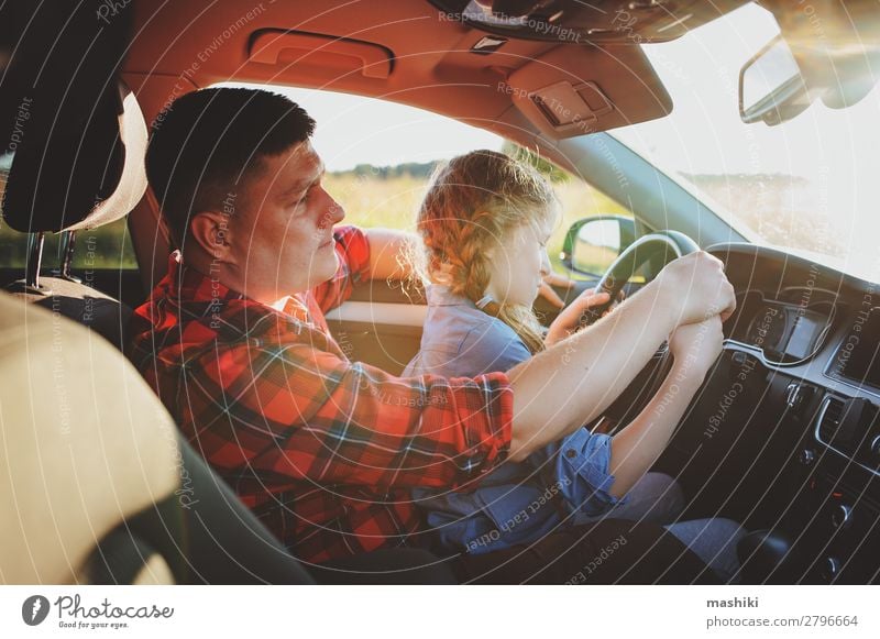 Vater lehrt Kind Tochter, ein Auto zu fahren. Lifestyle Freude Glück Erholung Ferien & Urlaub & Reisen Ausflug Sommer Eltern Erwachsene Familie & Verwandtschaft