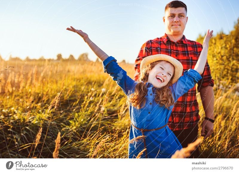 Glücklicher Vater und Tochter, die auf der Sommerwiese spazieren gehen. Lifestyle Freude Leben Erholung Spielen Ferien & Urlaub & Reisen Freiheit Sonne