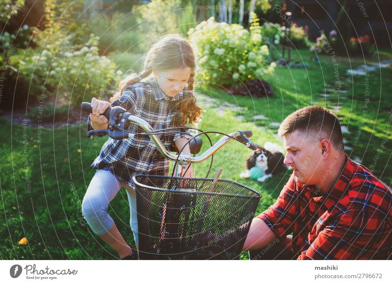 Vater und Tochter beheben Probleme mit dem Fahrrad im Freien Lifestyle Glück Freizeit & Hobby Ferien & Urlaub & Reisen Sommer Sport Kindererziehung Schule