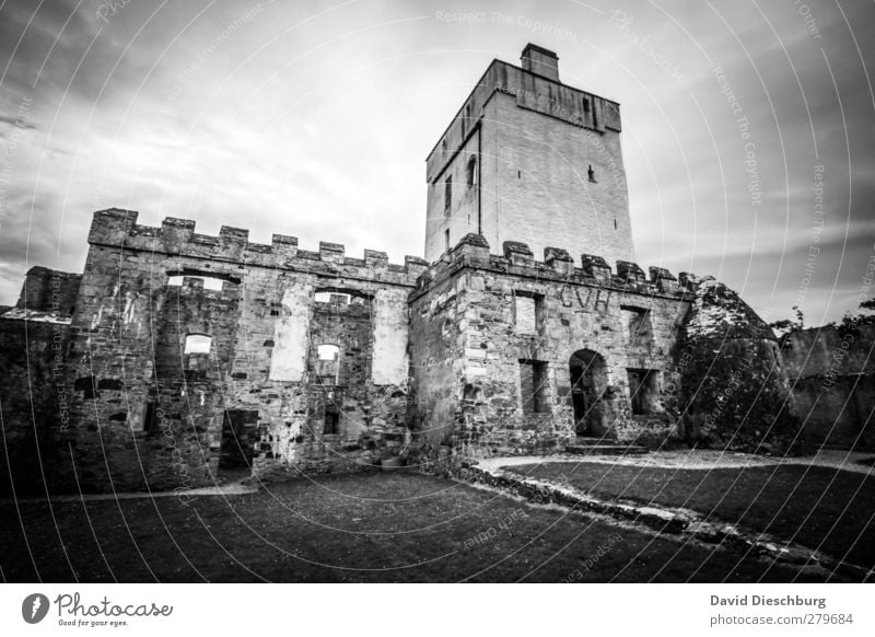 Doe Castle Ferien & Urlaub & Reisen Abenteuer Architektur Burg oder Schloss Ruine Mauer Wand Sehenswürdigkeit schwarz weiß Mittelalter Wolken Himmel Zinnen