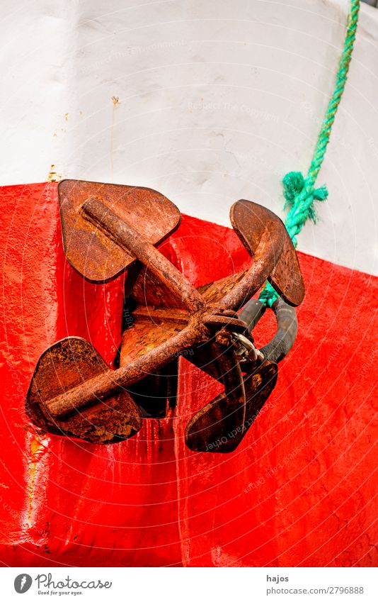 alter, rostiger Anker an einem rot-weißen Fischkutter Snowboard Schifffahrt Fischerboot maritim Hafen Boot Farbfoto Außenaufnahme Menschenleer