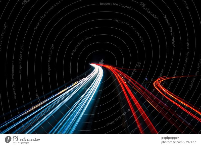 Autobahn bei Nacht Verkehrswege Verkehrsmittel Berufsverkehr Güterverkehr & Logistik Straßenverkehr Autofahren Fahrzeug PKW Graffiti Streifen Bewegung rot