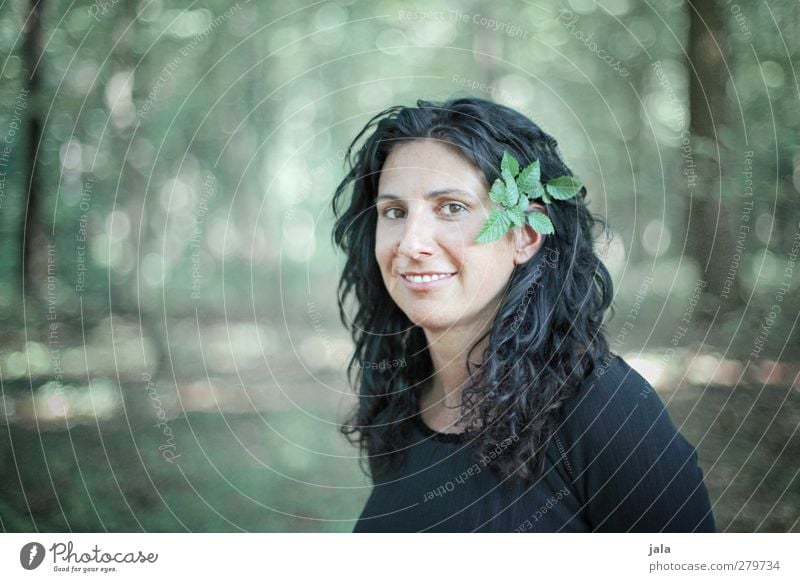 waldfee Mensch feminin Frau Erwachsene 1 30-45 Jahre Natur Pflanze Baum Blatt Grünpflanze Wald schwarzhaarig langhaarig ästhetisch schön Zufriedenheit