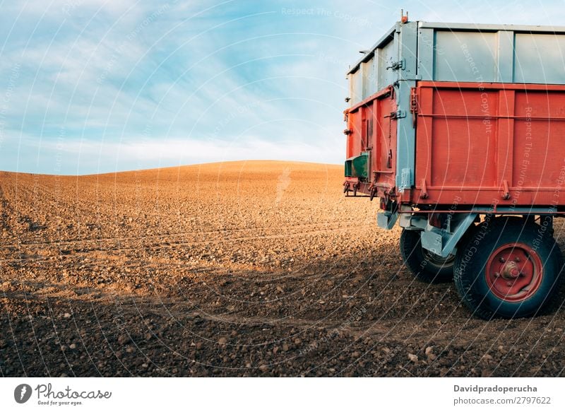 Leeres Plantagenfeld in der Brache mit einem LKW Anbaufläche Lastwagen Landwirtschaft Ernte Ranch Feld Obstgarten Weide Feldfrüchte Bauernhof Wiese Traktor