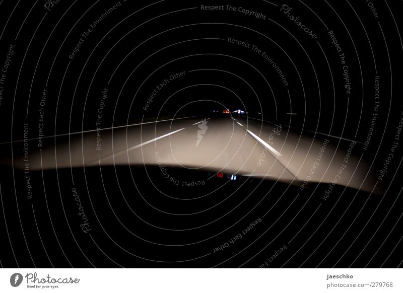 Tunnelblick Verkehr Verkehrsmittel Verkehrswege Personenverkehr Berufsverkehr Straßenverkehr Autofahren Autobahn PKW dunkel Geschwindigkeit achtsam Freiheit