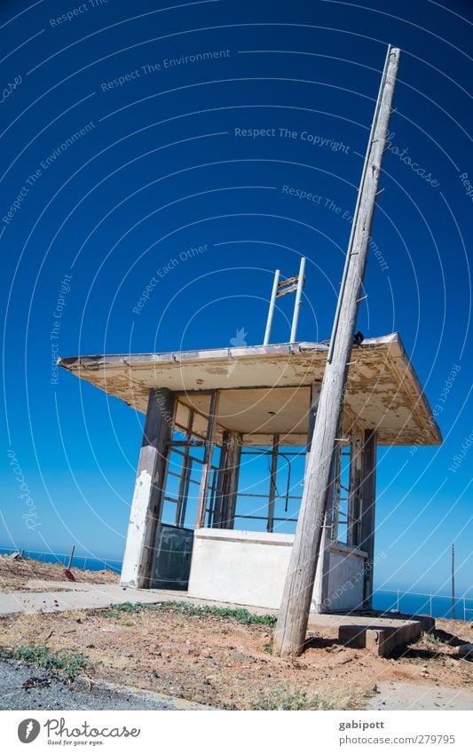 Pförtnerlounge Wolkenloser Himmel Schönes Wetter Kreta Menschenleer Haus Ruine Gebäude Architektur Fassade Beton Holz trashig blau braun geheimnisvoll Nostalgie