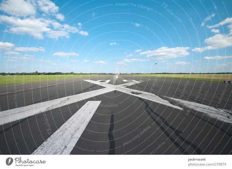 Flugfeld frei! Drachenfliegen Wolken Sommer Schönes Wetter Wiese Flughafen Sehenswürdigkeit Rollfeld Landebahn Kreuz Linie Streifen Unendlichkeit Wärme Stimmung