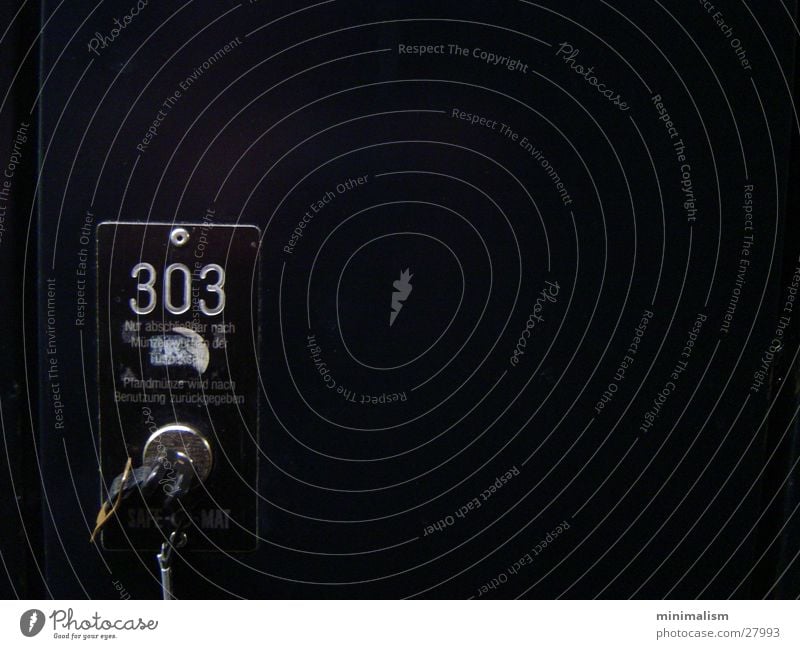 303 dunkel schwarz obskur Schließfach Detailaufnahme acid