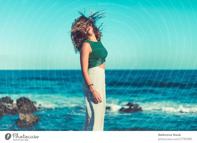 Stilvolle Frau am Meer stehend Küste träumen Lifestyle Freizeit & Hobby ruhen Erholung Wellen Wasser trendy lässig Sonnenbrille Himmel blau Schönes Wetter Dame