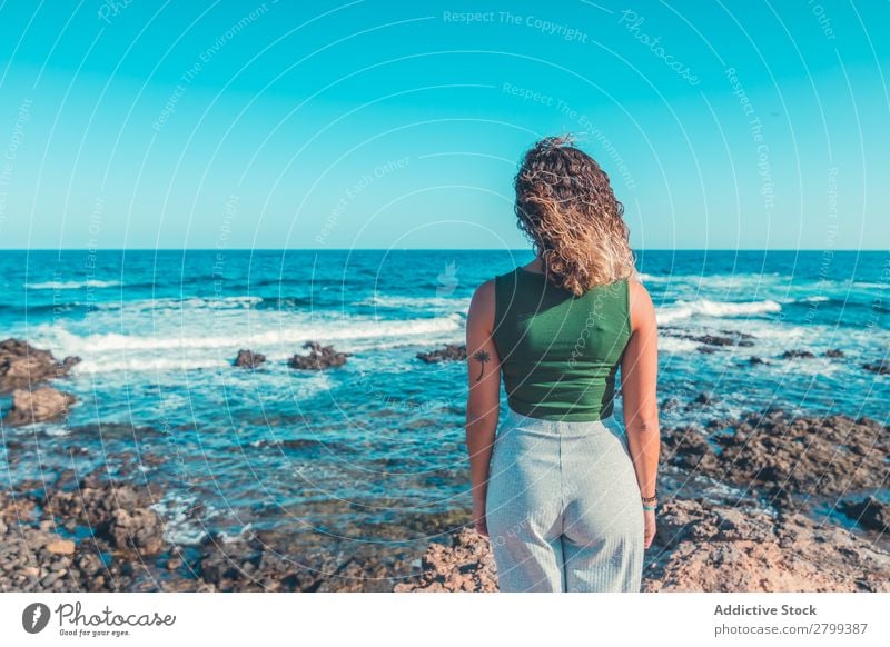 Stilvolle Frau am Meer stehend Küste träumen Lifestyle Freizeit & Hobby ruhen Erholung Wellen Wasser trendy lässig Sonnenbrille Himmel blau Schönes Wetter Dame