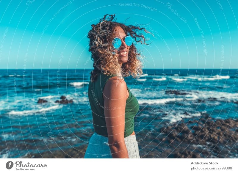 Stilvolle Frau am Meer stehend Küste träumen Lifestyle Freizeit & Hobby ruhen Erholung Wellen Wasser trendy lässig Sonnenbrille Himmel blau Schönes Wetter Dame