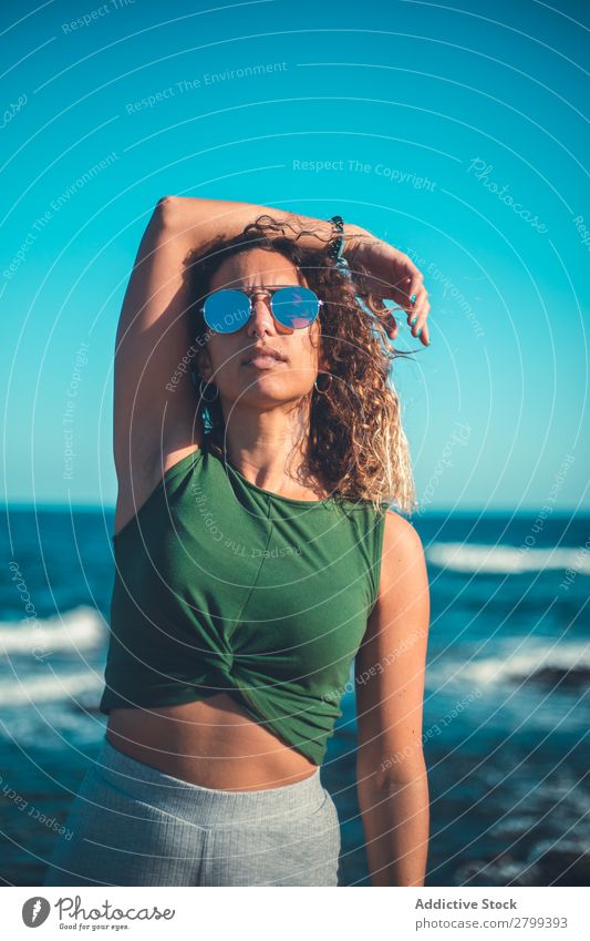 Stilvolle Frau am Meer stehend Küste träumen Lifestyle Freizeit & Hobby ruhen Erholung Wellen Wasser trendy lässig Sonnenbrille Himmel blau Schönes Wetter Dame