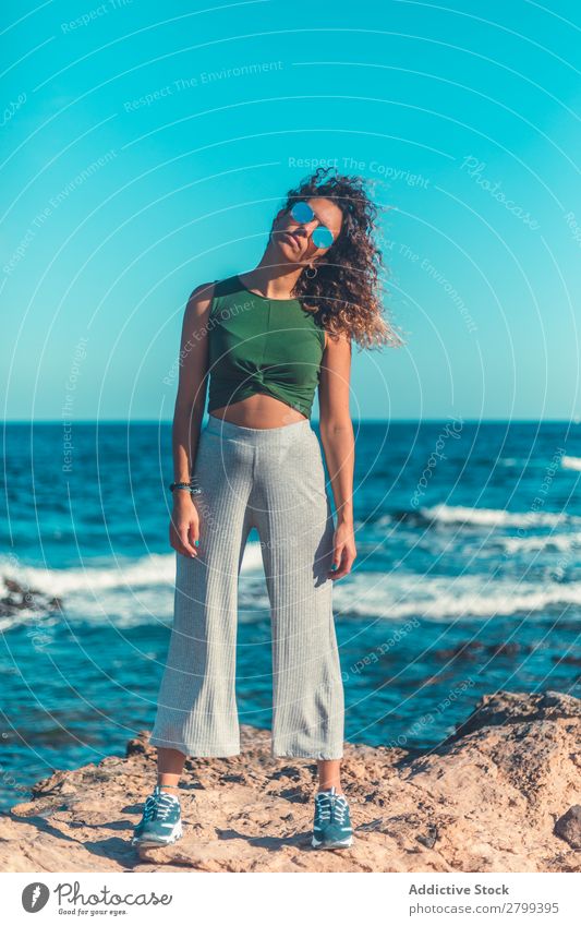 Stilvolle Frau am Meer stehend Küste träumen Lifestyle Freizeit & Hobby ruhen Erholung Wellen Wasser trendy lässig Sonnenbrille Himmel blau Schönes Wetter Dame