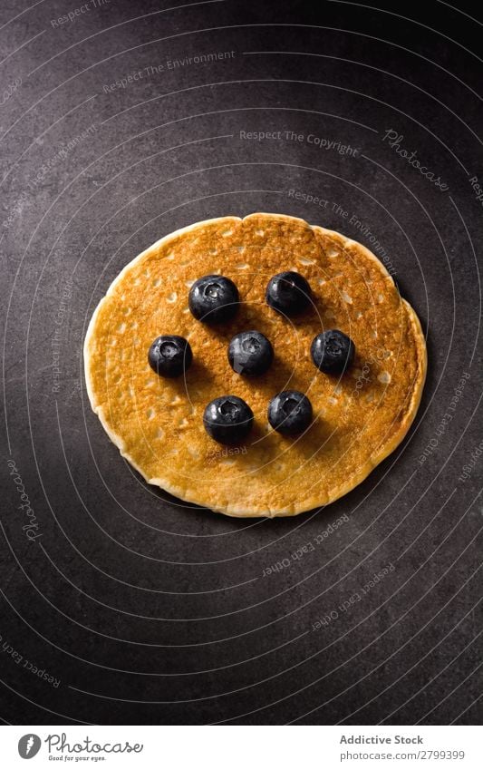 Frischer Pfannkuchen mit Heidelbeeren Blaubeeren Tischplatte Küche frisch Frühstück Lebensmittel Morgen Dessert appetitlich süß Gesundheit geschmackvoll lecker