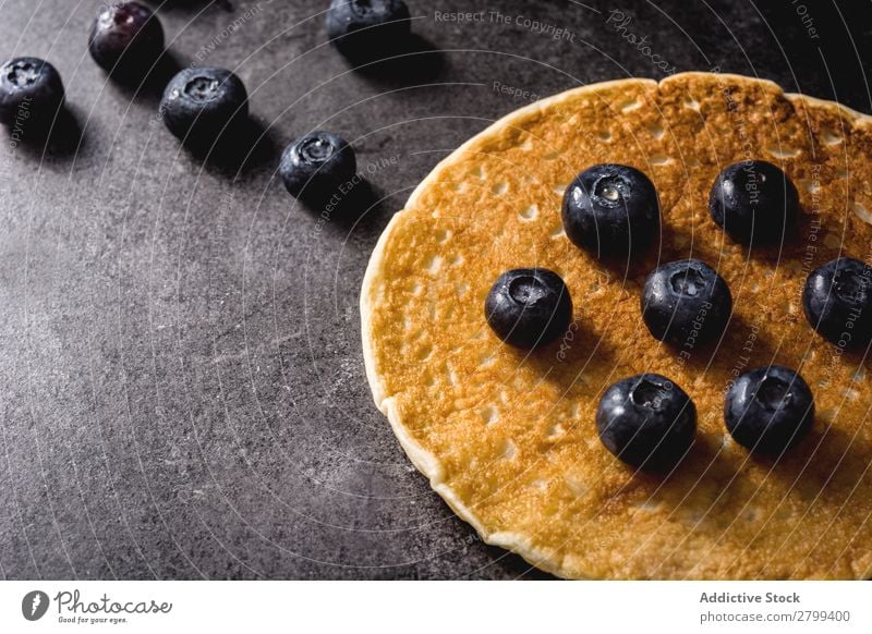 Frischer Pfannkuchen mit Heidelbeeren Blaubeeren Tischplatte Küche frisch Frühstück Lebensmittel Morgen Dessert appetitlich süß Gesundheit geschmackvoll lecker