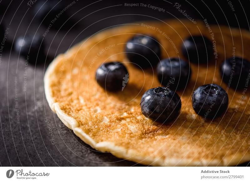 Frischer Pfannkuchen mit Heidelbeeren Blaubeeren Tischplatte Küche frisch Frühstück Lebensmittel Morgen Dessert appetitlich süß Gesundheit geschmackvoll lecker