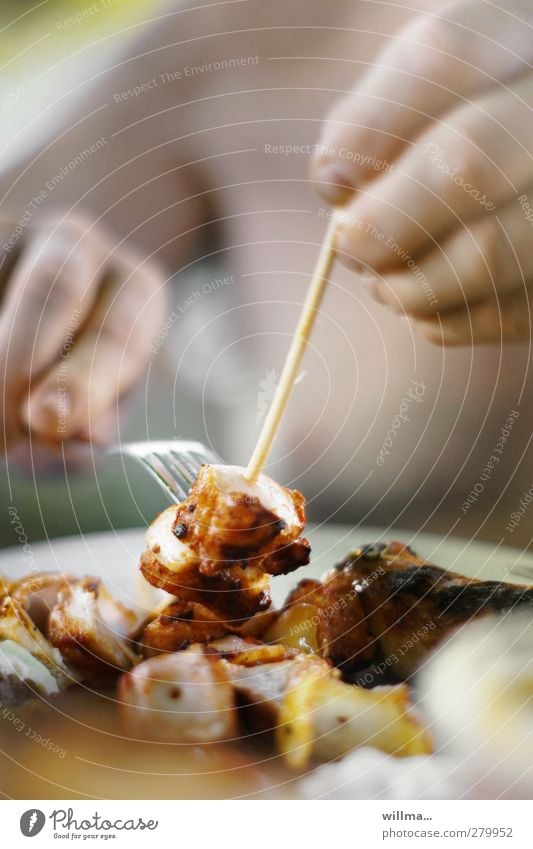 Schaschlikspieß und Grillwürschen Fleisch Fleischspieß Ernährung Mittagessen Abendessen Gabel aufgespiesst Essen Hand genießen Grillen Geschmackssinn herzhaft