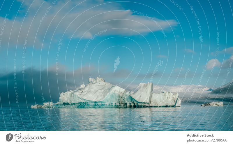 Majestätische Eisberge in ruhigem blauem Wasser Island Gletscher Meer Norden Langzeitbelichtung Kristalle anschaulich Natur natürlich Landschaft Frieden schön