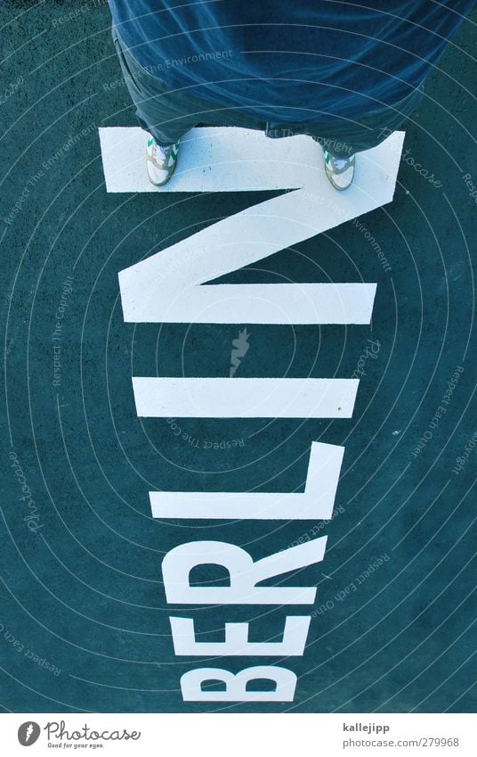 berlin - ick steh uf dir Mensch maskulin Beine Fuß 1 Stadt Hauptstadt Zeichen Schriftzeichen Graffiti stehen Berlin Turnschuh Skyline Farbfoto Außenaufnahme