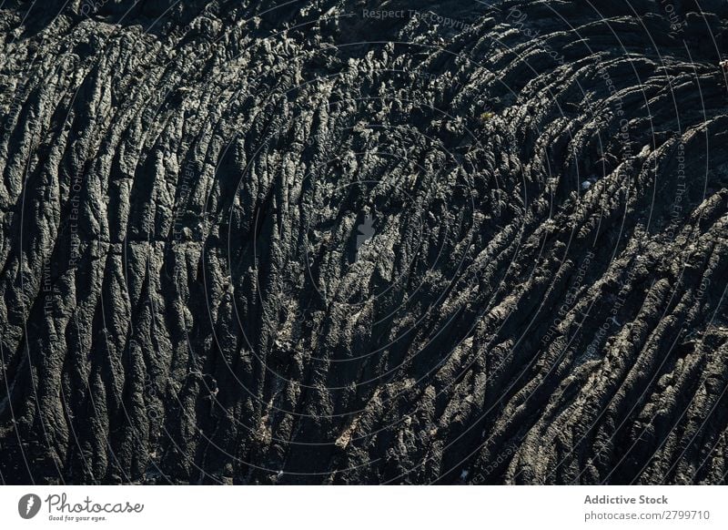 Textur aus Rohstein Stein Konsistenz rau Oberfläche texturiert abstrakt Material alt grau natürlich schwarz Venen Sonnenlicht Granit Detailaufnahme Grunge