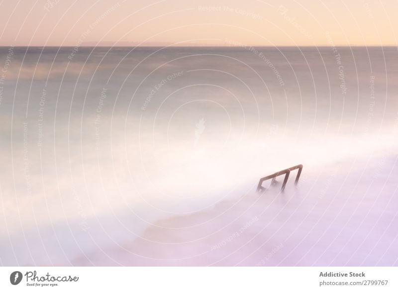 Bewölkter Nebel über dem wogenden Meer Wellen Himmel Wolken Küste cala calantar Spanien alicante Wasser Meereslandschaft rau Stein Schaum Morgen Wetter Felsen