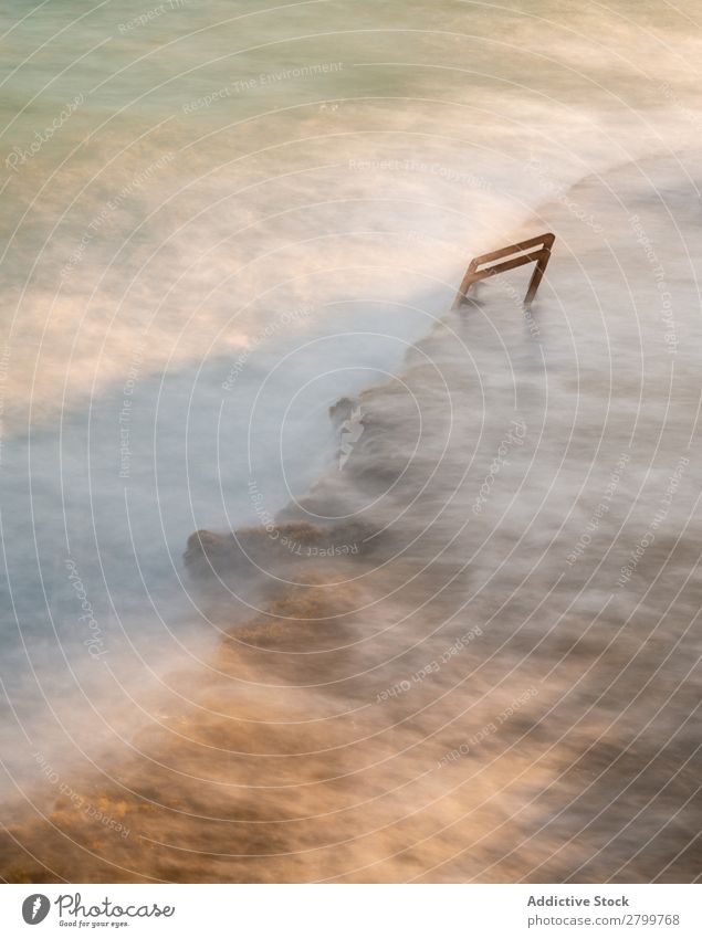 Bewölkter Nebel über dem wogenden Meer Wellen Himmel Wolken Küste cala calantar Spanien alicante Wasser Meereslandschaft rau Stein Schaum Morgen Wetter Felsen