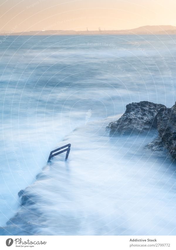 Bewölkter Nebel über dem wogenden Meer Wellen Himmel Wolken Küste cala calantar Spanien alicante Wasser Meereslandschaft rau Stein Schaum Morgen Wetter Felsen