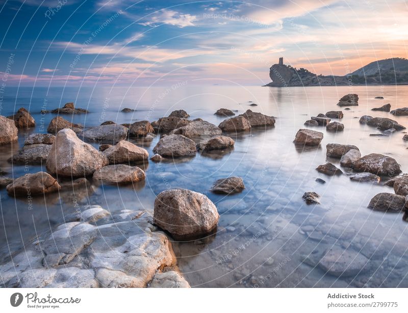 Sonnenuntergang Himmel über dem Meer und steiniger Küste Stein Abend Natur cala charco alicante Spanien Wolken Wetter Wolkendecke Abenddämmerung Dämmerung hell