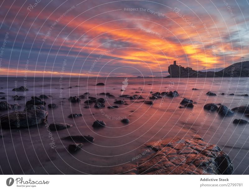 Sonnenuntergang Himmel über dem Meer und steiniger Küste Stein Abend Natur cala charco alicante Spanien Wolken Wetter Wolkendecke Abenddämmerung Dämmerung hell