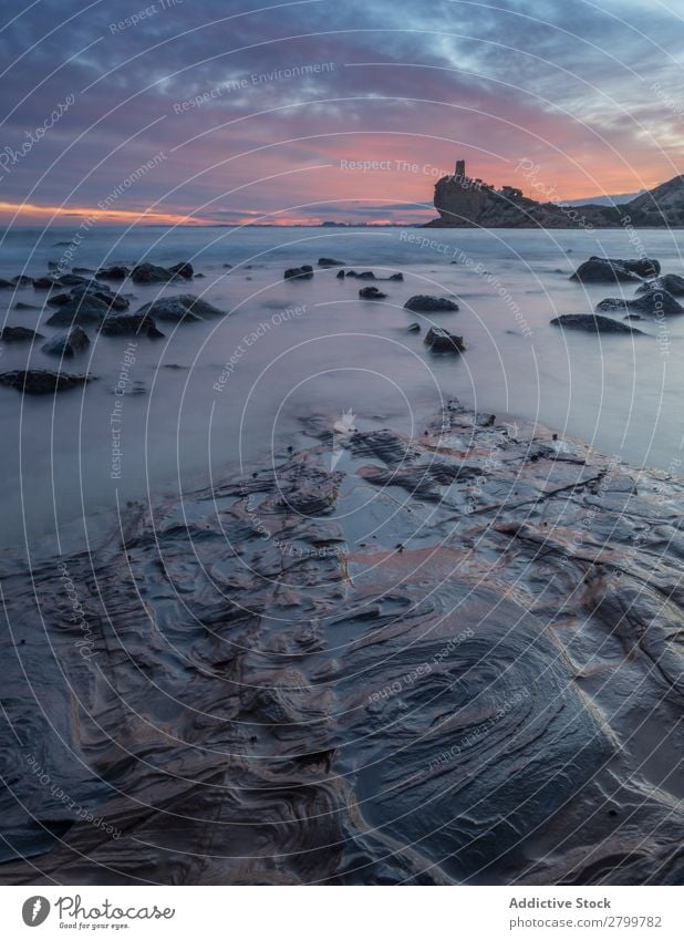 Sonnenuntergang Himmel über dem Meer und steiniger Küste Stein Abend Natur cala charco alicante Spanien Wolken Wetter Wolkendecke Abenddämmerung Dämmerung hell