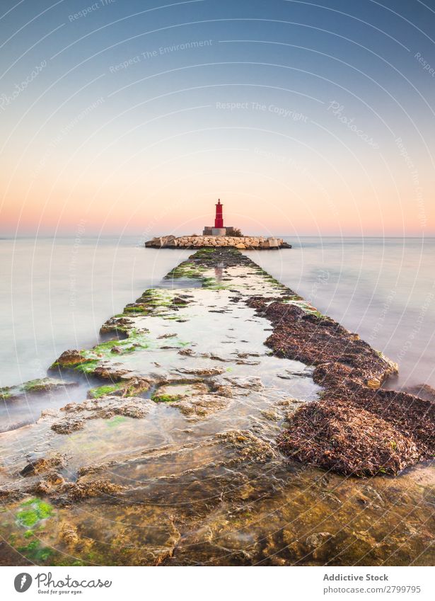 Rauher Weg zur Insel mit Leuchtturm Wege & Pfade Meer Inselchen rau Stein Sonnenaufgang Morgen Himmel Ferien & Urlaub & Reisen Wasser Schaden Leuchtfeuer