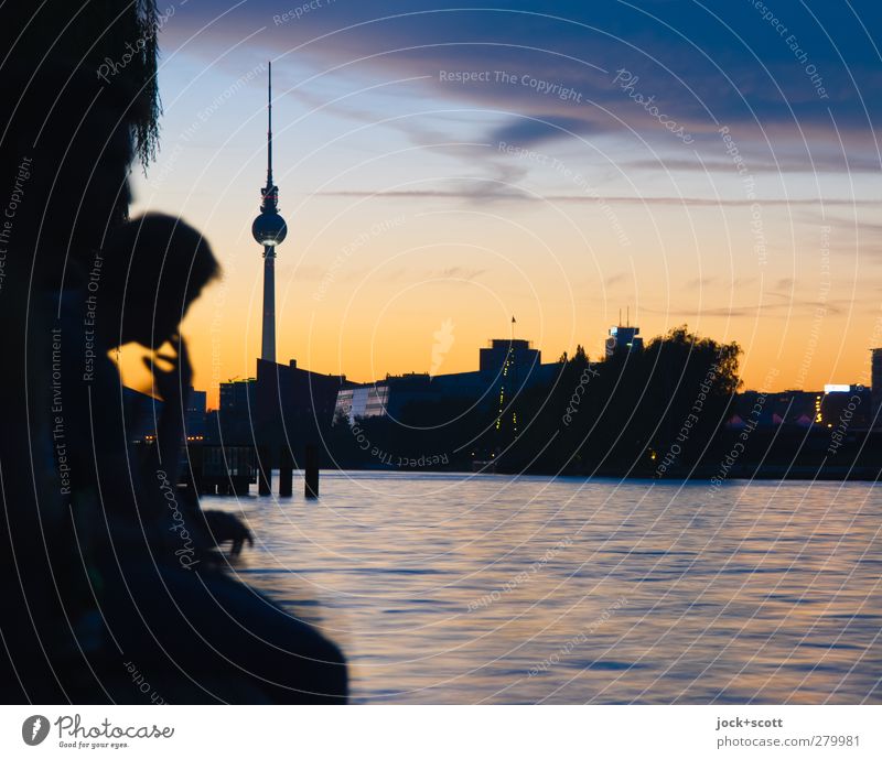 Abendstimmung an der Spree harmonisch Himmel Sommer Schönes Wetter Flussufer Hauptstadt Sehenswürdigkeit Wahrzeichen Berliner Fernsehturm orange Stimmung