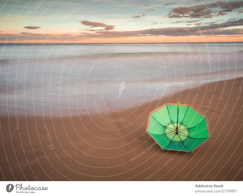 Sonnenschirm am Strand in der Nähe des Meeres Regenschirm Sonnenuntergang Abend Himmel Wolken Wellen Ferien & Urlaub & Reisen Küste Sand Ausflug Tourismus