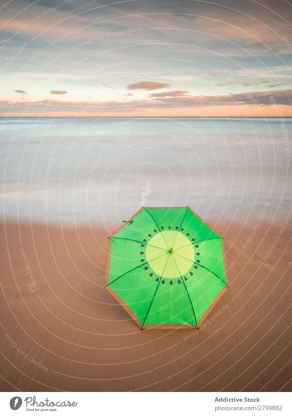 Sonnenschirm am Strand in der Nähe des Meeres Regenschirm Sonnenuntergang Abend Himmel Wolken Wellen Ferien & Urlaub & Reisen Küste Sand Ausflug Tourismus