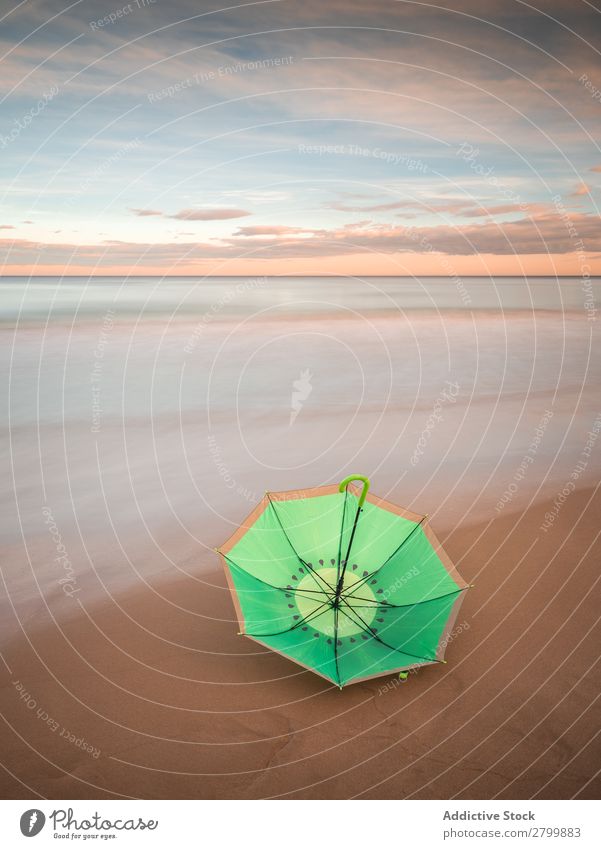 Sonnenschirm am Strand in der Nähe des Meeres Regenschirm Sonnenuntergang Abend Himmel Wolken Wellen Ferien & Urlaub & Reisen Küste Sand Ausflug Tourismus