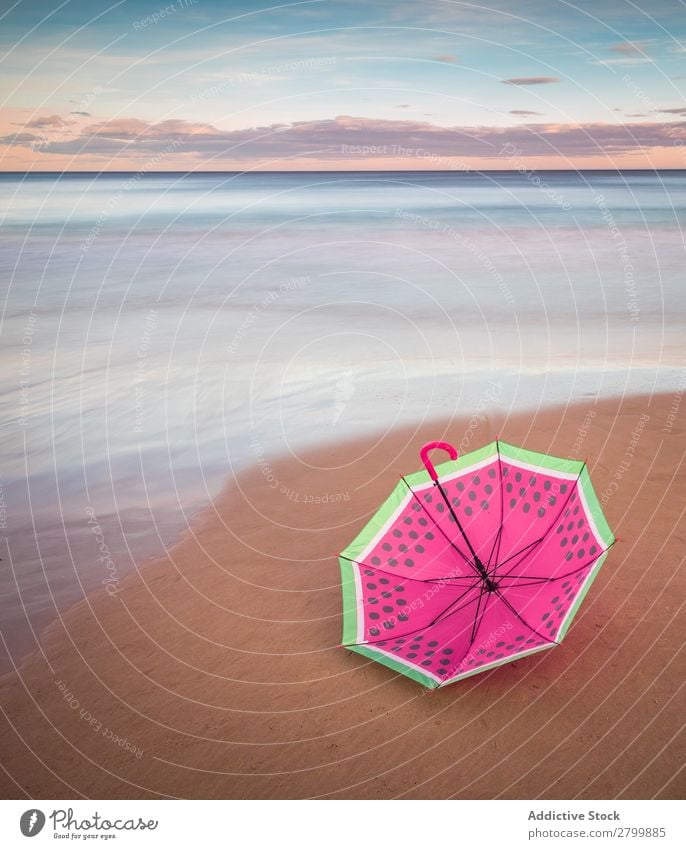 Sonnenschirm am Strand in der Nähe des Meeres Regenschirm Sonnenuntergang Abend Himmel Wolken Wellen Ferien & Urlaub & Reisen Küste Sand Ausflug Tourismus