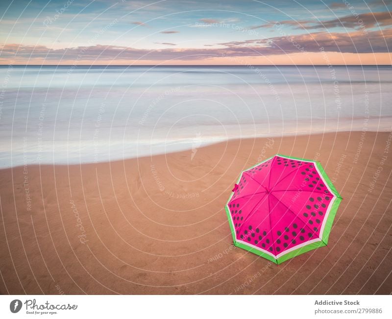 Sonnenschirm am Strand in der Nähe des Meeres Regenschirm Sonnenuntergang Abend Himmel Wolken Wellen Ferien & Urlaub & Reisen Küste Sand Ausflug Tourismus