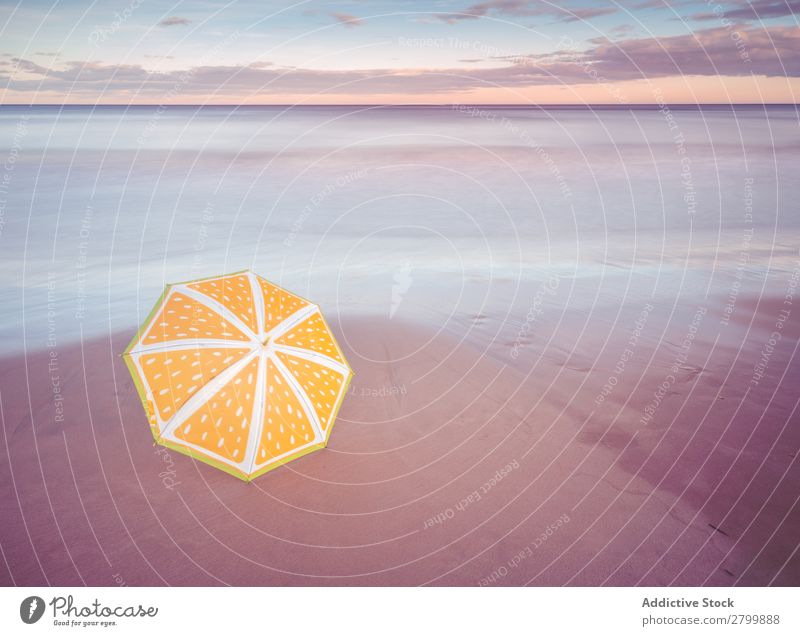 Sonnenschirm am Strand in der Nähe des Meeres Regenschirm Sonnenuntergang Abend Himmel Wolken Wellen Ferien & Urlaub & Reisen Küste Sand Ausflug Tourismus