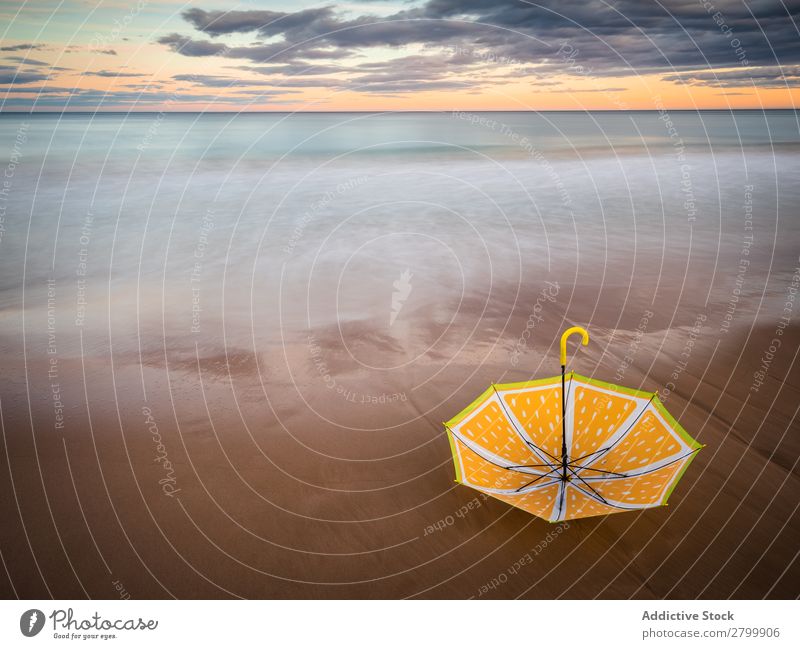 Sonnenschirm am Strand in der Nähe des Meeres Regenschirm Sonnenuntergang Abend Himmel Wolken Wellen Ferien & Urlaub & Reisen Küste Sand Ausflug Tourismus