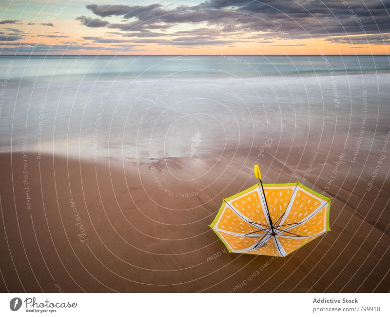 Sonnenschirm am Strand in der Nähe des Meeres Regenschirm Sonnenuntergang Abend Himmel Wolken Wellen Ferien & Urlaub & Reisen Küste Sand Ausflug Tourismus