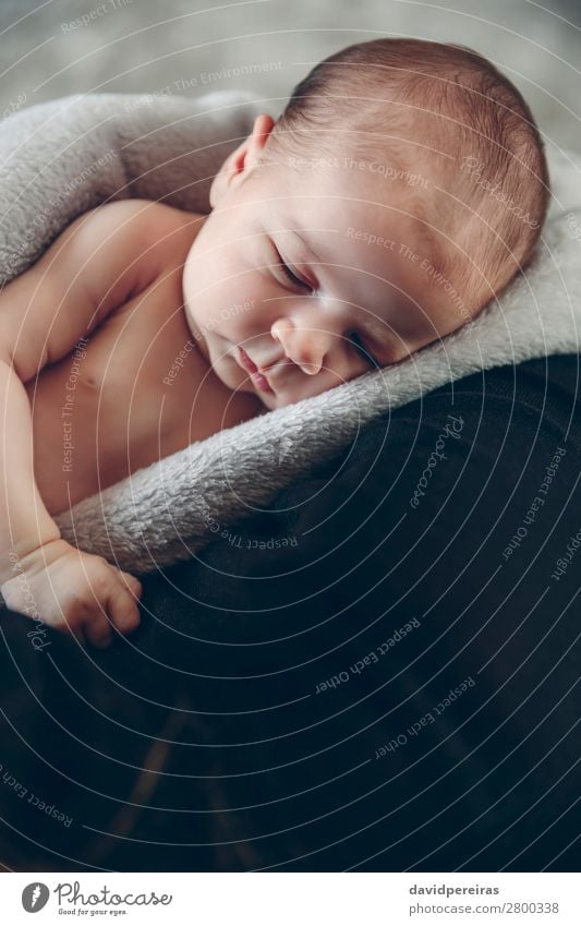 Baby in eine Decke gewickelt Lifestyle schön Wohnzimmer Kind Mensch Frau Erwachsene Mutter Familie & Verwandtschaft Wärme Liebe schlafen authentisch modern